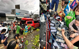 Người đàn ông chạy xe từ TP. Hồ Chí Minh vào Nha Trang để người dân vùng lũ sạc nhờ điện thoại