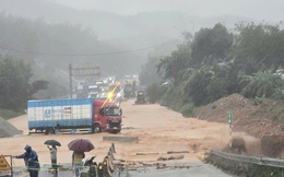 Bộ Xây dựng cập nhật nóng tình hình giao thông vùng mưa lũ: 13 vị trí tắc đường bộ, 33 đoàn tàu ngừng chạy