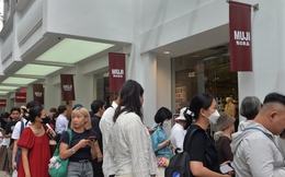 Nhân viên công sở tranh thủ giờ nghỉ trưa đi "săn sale" Black Friday tại TP HCM