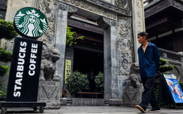 Từng cứ 15 giờ lại mở thêm một cửa hàng mới, vì sao Starbucks giờ đây phải bán một phần hoạt động kinh doanh tại Trung Quốc?