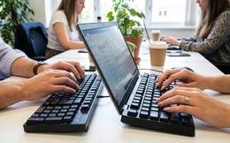 Tê bì, đau yếu bàn tay là dấu hiệu bệnh gì?