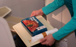 Vietnam Airlines bắt đầu bán pizza 4P's trên các chuyến bay, giá 119.000 đồng cho nửa cái