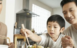 12 thói quen nhỏ trên bàn ăn báo hiệu con bạn có EQ cao vượt trội