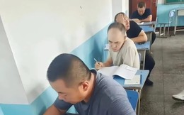 Bức ảnh chụp tư thế ngồi của 4 ông bố khi đi họp phụ huynh nhưng phản chiếu tương lai của 4 đứa trẻ