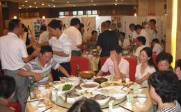 Bố chồng đi họp lớp mang về vòng vàng 100 triệu: Về đến nhà, đơ người vì 1 câu nói của con dâu