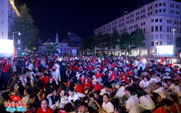 TP.HCM thật sự không ngủ: Hàng vạn người chung niềm háo hức chờ lễ diễu binh, diễu hành sáng 30/4