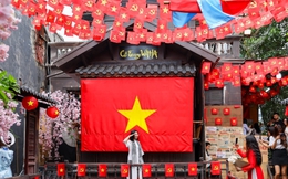 Quán cà phê Hà Nội đồng loạt 'thay áo' chào mừng Đại lễ 30/4