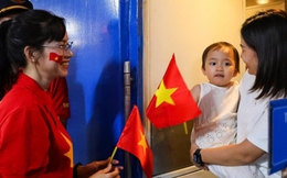 Ga Hà Nội rực sắc đỏ, đoàn tàu Thống Nhất khởi hành trong niềm tự hào dân tộc