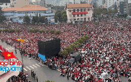 Tự hào người Việt: Hàng chục nghìn người thuộc “khối yêu nước” đồng ca, tưng bừng màu cờ sắc áo phủ kín mọi nẻo đường!