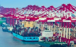Chuyến hàng Trung Quốc bị áp thuế 145% cập cảng Mỹ