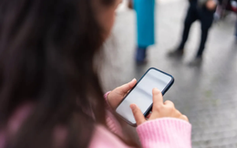 Người dùng smartphone có nên sử dụng miếng dán màn hình chống nhìn trộm?