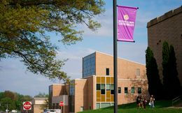 Làng sinh viên 800 người bị bỏ hoang, trường đại học mất hơn 5.000 học sinh, cả thị trấn ‘bốc hơi’ 23% dân số: Mặt tối của ngành giáo dục Mỹ