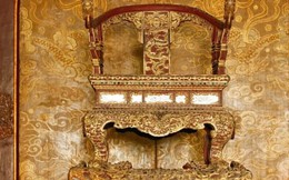 Cận cảnh ngai vàng triều Nguyễn hơn 200 năm tuổi vừa bị đập gãy