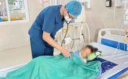 Bé gái 7 tuổi bị rắn cạp nia chui ra từ điều hòa cắn nguy kịch lúc nửa đêm