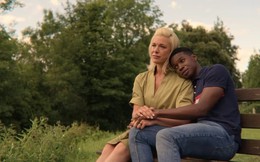 Xem "Sex Education", tôi khóc nức nở nhớ đến câu nói của mẹ: "Con không bằng cái móng tay của anh" và hành trình chữa lành đầy nước mắt