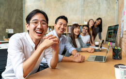 Sếp áy náy vì không đủ quỹ tổ chức team building, nhân viên cười như “bắt được vàng” trong group chat