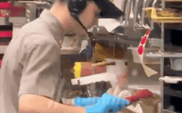 Nhân viên chuỗi cửa hàng đồ ăn nhanh nhổ nước bọt vào burger để phục vụ khách, nguyên nhân gây phẫn nộ