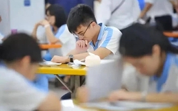 Nhận xét đề thi ĐH quá dễ, nam sinh vừa ôn tập vừa làm công nhân nhận số điểm không ai ngờ đến: Bật khóc ngay tại công trường