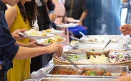 Ăn buffet 360.000 đồng/người, 2 người phụ nữ nhập viện,yêu cầu bồi thường 7 triệu đồng, cơ quan quản lý khẳng định: Không cần, lỗi ở khách