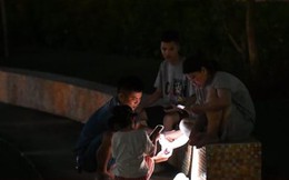 Công viên 260 tỷ đồng tối om ở Hà Nội, dân phải dùng đèn pin đi bộ mỗi tối