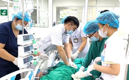 Người đàn ông ở Hà Nội co giật, tím tái nghi vấn do ăn tiết canh lòng lợn