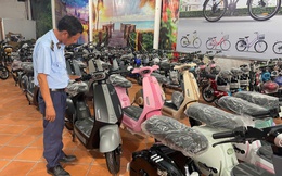"Đột kích" từ manh mối trên mạng: Quản lý thị trường phát hiện 2 hộ kinh doanh xe đạp điện mập mờ nguồn gốc, trong đó 1 hộ "qua mặt" cơ quan thuế