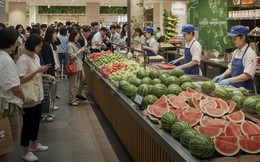 Người dân tại nước châu Á này đang phải xếp hàng vài giờ đồng hồ chỉ để mua dưa hấu đã gọt vỏ: VÌ SAO?