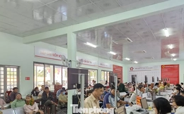 Vụ dùng gạch đá 'đặt chỗ' dịch vụ hành chính công: Vì sao người dân nườm nượp đi từ 4-5 giờ sáng?