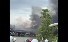 Lửa bốc ngùn ngụt, tiểu thương ở Cà Mau thẫn thờ trước 56 ki-ốt bị thiêu rụi