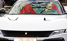 Ngôi sao bóng đá lái xế hộp 11 tỷ đến sân bóng, nhìn bộ sưu tập siêu xe mới khiến fan choáng váng