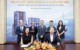 Động thái đầu tiên của VinFast trong chiến lược đổi pin xe máy điện: Bắt tay với FPT Shop, cho phép đổi pin tại tất cả cửa hàng trên toàn quốc