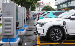 Quy định mới về sạc xe điện VinFast: Chỉ được đỗ 10 phút miễn phí sau khi sạc đầy, phút 11 trở đi phải trả tiền