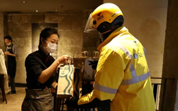 Cuộc chiến giao đồ ăn khốc liệt tại Trung Quốc: Một công ty chứng kiến lợi nhuận giảm tới 97%/quý vì khuyến mại quá nhiều, cổ phiếu lập tức lao dốc