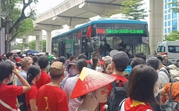 Hình ảnh khách đi xe buýt đông hiếm gặp ở Hà Nội