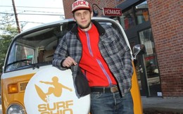 Chàng trai khởi nghiệp bán đồ thể thao từ tầng hầm của gia đình, 42 tuổi trở thành ông chủ của doanh nghiệp trị giá 50 triệu USD