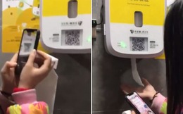 Nhà vệ sinh 'thông minh' của Trung Quốc bắt người dùng xem quảng cáo để lấy giấy vệ sinh