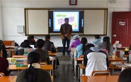 Nhìn 32 đôi tất của học sinh trong lớp, giáo viên phán: "Tôi biết tương lai của em nào bừng sáng, em nào tối sầm rồi!"