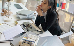 Bàn làm việc còn 3 thứ này, lương còn lẹt đẹt