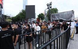 Khách hàng Việt thức xuyên đêm, dậy sớm xếp hàng chờ mua iPhone 17 mới