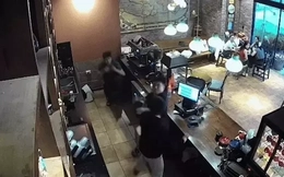 Công an làm việc với gia đình nhân viên quán cà phê và người bị tố hành hung