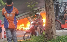 Kho hàng bốc cháy ngùn ngụt trong mưa ở TP HCM