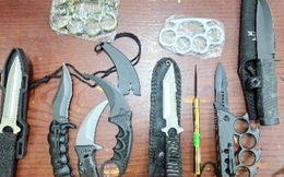 Phá đường dây bán vũ khí qua mạng, thu giữ gần 700 dao, gậy, súng điện