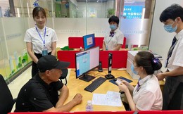 Nhận được 842 triệu đồng tiền chuyển khoản nhầm từ ngân hàng, người đàn ông rút ra tiêu sạch rồi bị khởi kiện, tòa án tuyên bố: “Không cần trả lại”