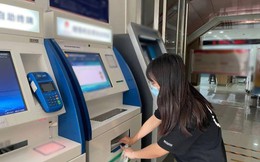 Phát hiện hơn 38 triệu đồng tiền mặt nằm chơ vơ ở khay tiền của cây ATM: Công an kiểm tra camera an ninh nhận ra điều kỳ lạ