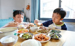Những đứa trẻ lớn lên khó thành công thường thể hiện 3 hành vi này trên bàn ăn, càng quan sát, càng thấy đúng