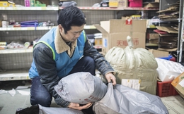 Phát hiện một Phó Giáo sư đại học đi làm shipper, trả lương nhân viên 30 triệu đồng/ tháng: “Thành tựu lớn nhất không phải tiền bạc”