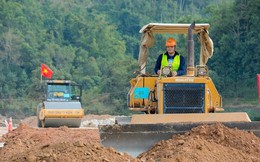 Tập đoàn xây dựng nổi tiếng Việt Nam chi hàng trăm triệu thưởng cho công nhân lái xe ben, vận hành máy ủi… xuất sắc, tổ chức 'tranh tài' tại dự án 11.808 tỷ đồng
