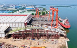 ‘Siêu sà lan’ đã neo đậu gần nhà máy của Tập đoàn Đại Dũng, chuẩn bị lai dắt khối cầu đi bộ nặng 3.000 tấn qua sông Sài Gòn