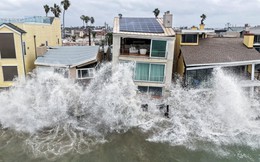 Bãi biển Long Beach tan hoang sau bão nhiệt đới Rachel, nhà ven biển chênh vênh bên mép nước
