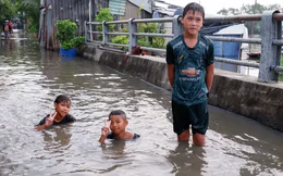 Nhiều trường học ở TPHCM cho học sinh tan học sớm tránh triều cường
